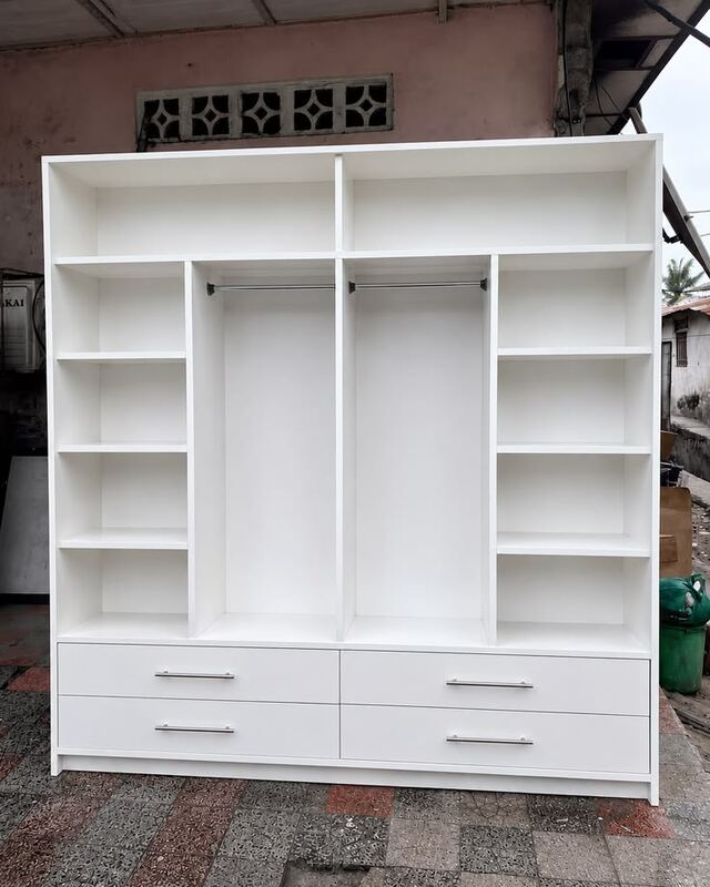 Armoire blanche avec étagères