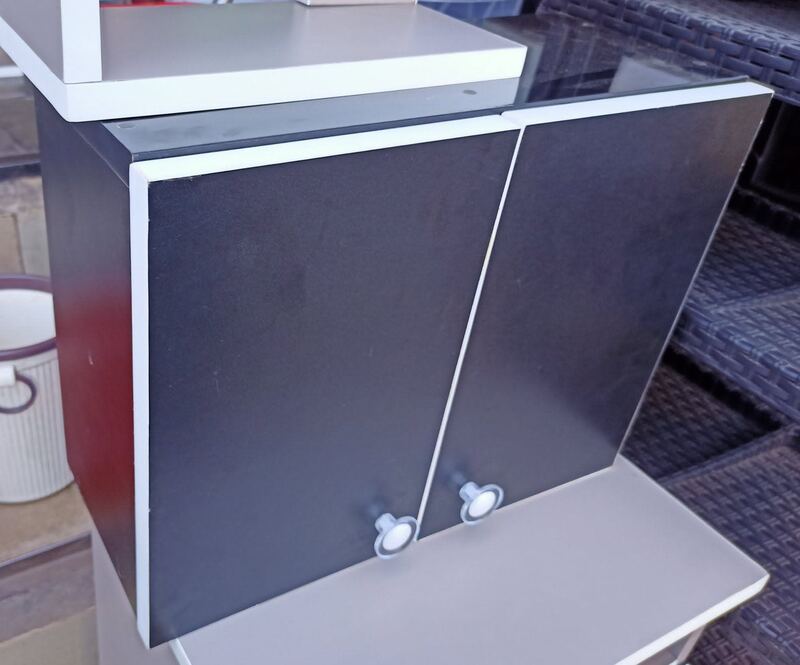 Armoire murale en mélamine noire et blanche
